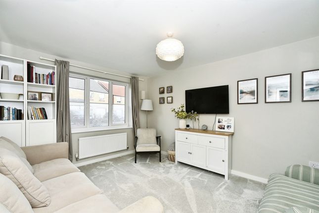 31, Wrag View, Swindon photo 2
