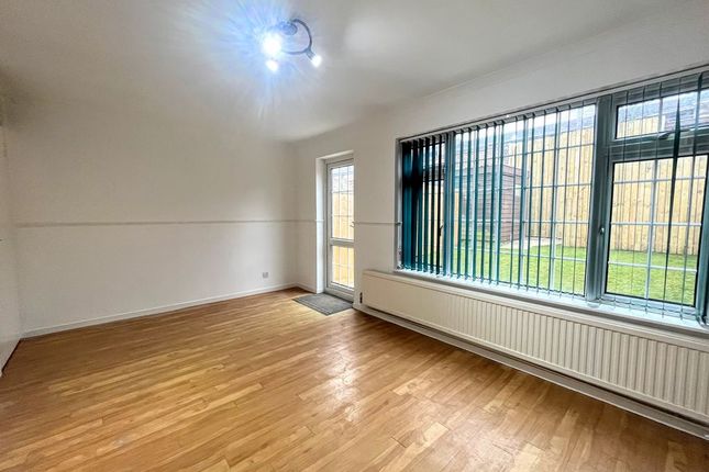 98, Rosebery Way, Tring photo 2