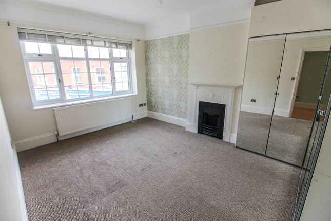 Flat to rent in High Street, Claygate, Esher