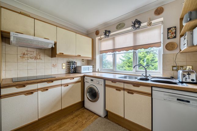Flat 9 Pine Lodge,, Leigh Corner, Cobham photo 4