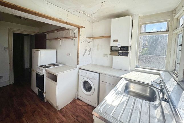 Flat 2, 25, Upperton Gardens, East Sussex photo 3