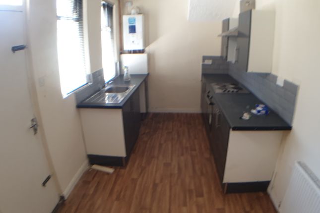 2 bed flat to rent in Ferndene Road, Gateshead NE8