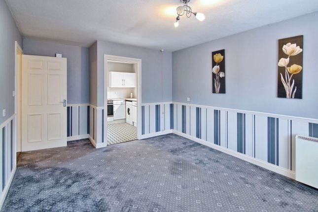 28, Wickford Avenue, Basildon photo 2