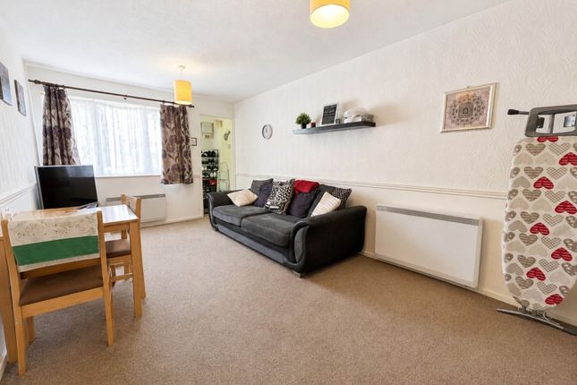 102, Repton Close, Luton photo 3