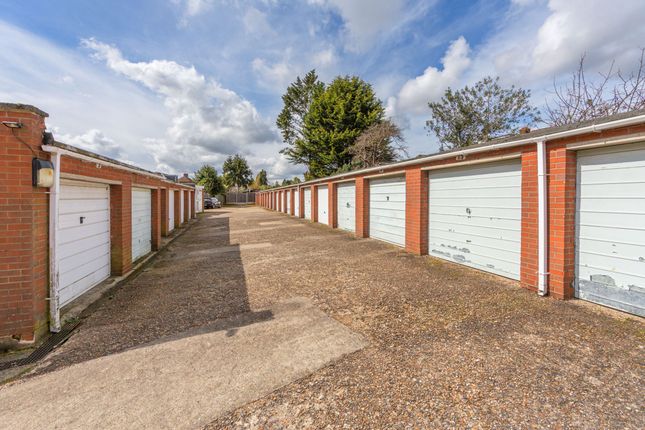 Flat for sale in Balmore Crescent, Cockfosters, Barnet