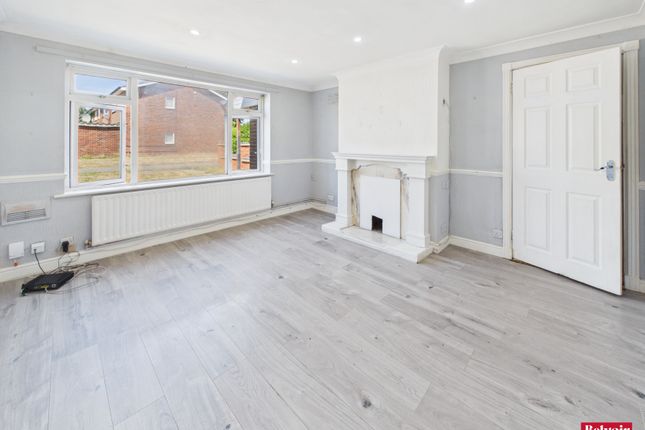 373, Meadgate Avenue, Chelmsford, Essex photo 3