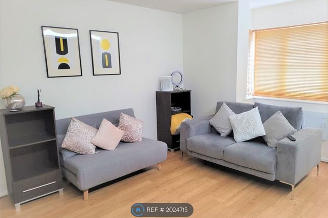 Flat to rent in Priors Court, Reading