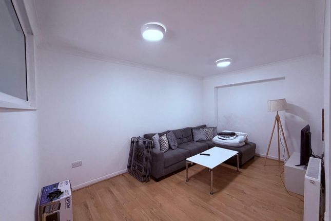 7, Aintree Cl, Colnbrook, Slough  photo 3