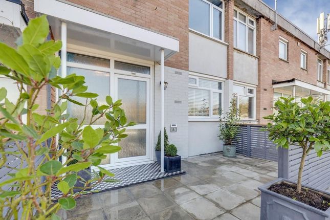 2-bed flat on 5a Stoneleigh Broadway, Epsom, £350,000