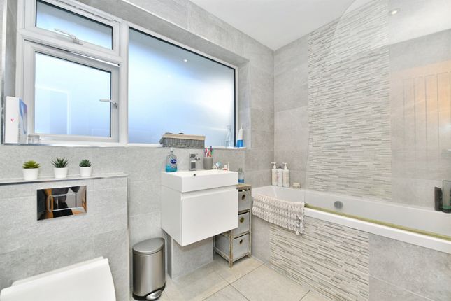 32, Hobbs Crescent, Saltash photo 2