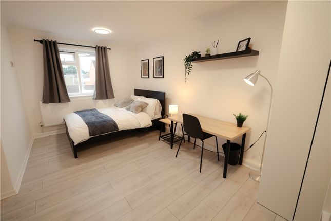 Room 1, 307, Rochfords Gardens, Berkshire photo 4