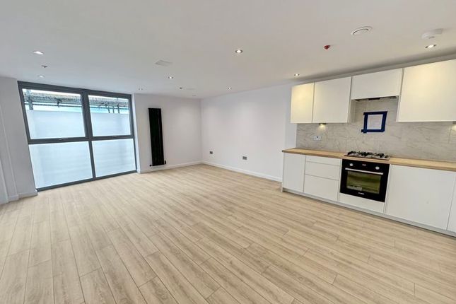 Thumbnail Flat to rent in Farnham Road, Slough