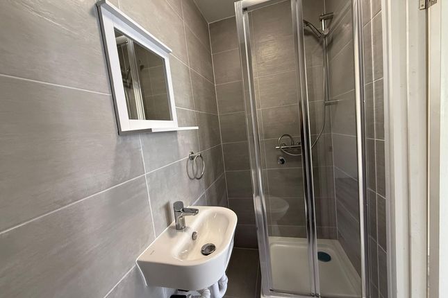 Room 1, 30 Hindes Road, Harrow photo 4