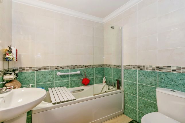 Flat for sale in Queens Park Avenue, Bournemouth