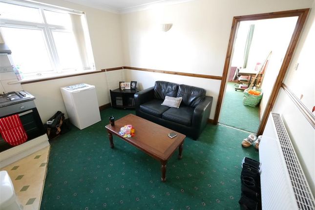 Thumbnail Flat to rent in Devon Road, Leeds