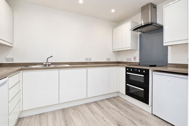 426 Avebury Boulevard, Milton Keynes photo 5