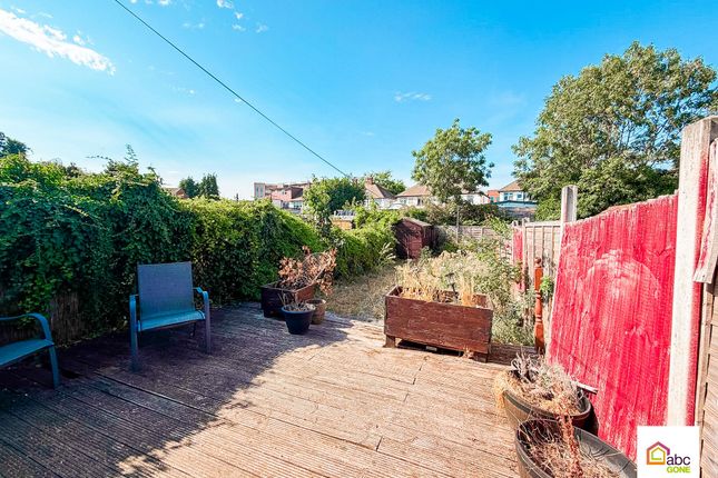 32 Havering Gardens, Romford photo 5