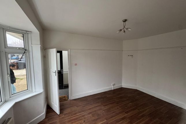 kings avenue, chadwel heath photo 3
