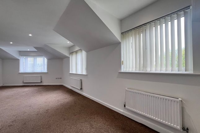 18, Fernside Court, Stoneclough photo 3