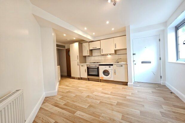 Flat to rent in 111 Catford Hill, London