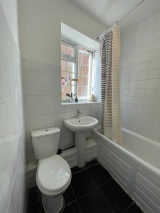 Room to rent in High Street, Croydon