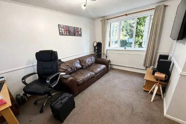 28, Greenside Close, London photo 2