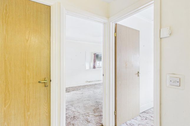 26, Seabank Court, Porthcawl photo 3