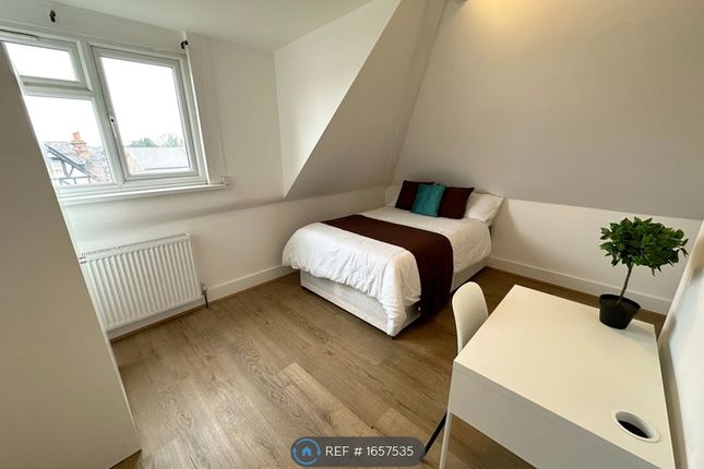 Room to rent in Cranes Park Avenue, Surbiton