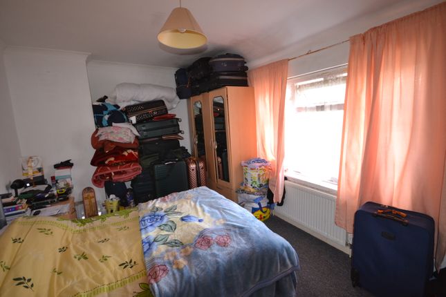 25, Powell Gardens, Dagenham photo 4