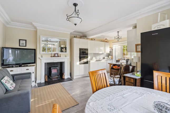 28, Amersham Road, GERRARDS CROSS photo 3