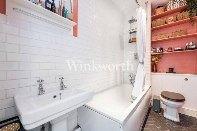 Flat for sale in Brownswood Road, London