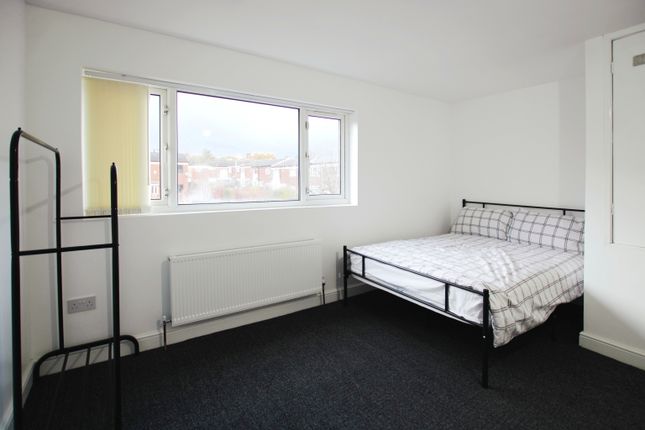 Room to rent in Newington Walk, Bolton