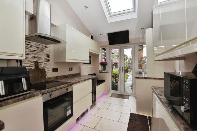 27, Orchard Road, Hull photo 3