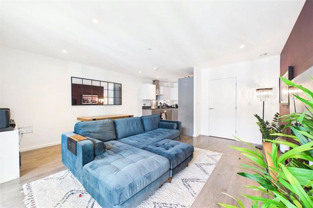 Flat 48,, Meridian House, London photo 4