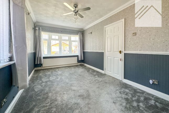 6 Helden Avenue, Canvey Island photo 3