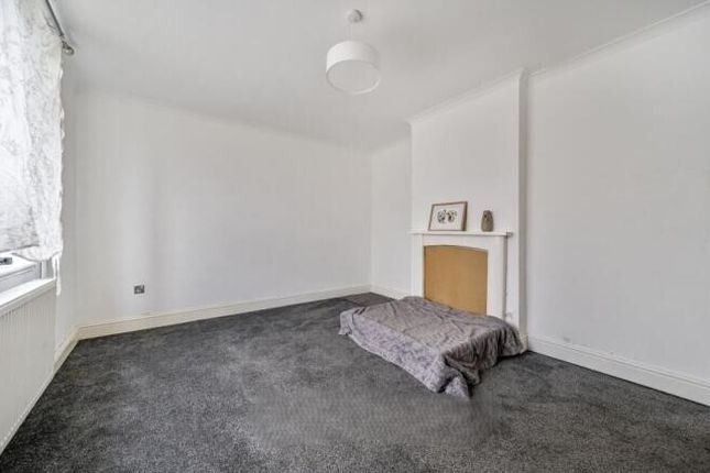 9, Dudley Gardens, Romford photo 3