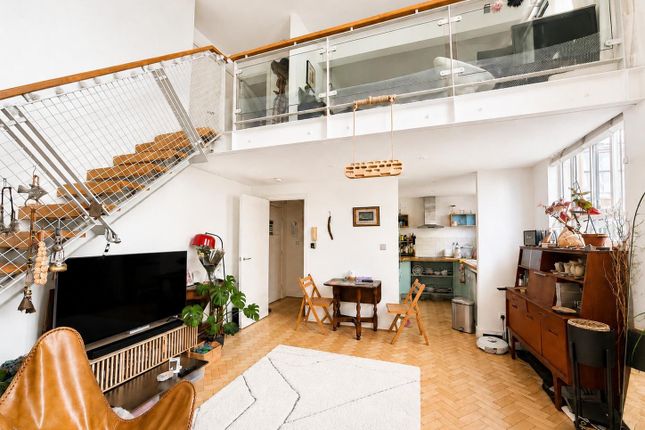 Flat 208, London photo 3