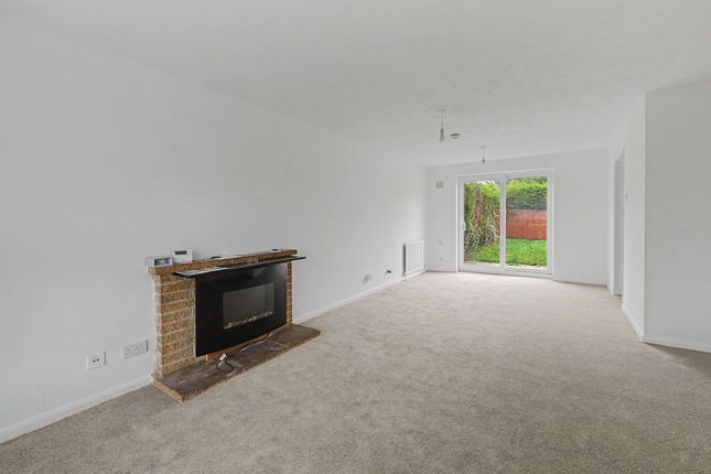 30 Greenfield Road, Lincoln photo 2