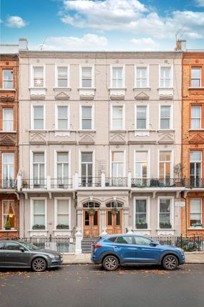 Flat for sale in Nevern Square, London