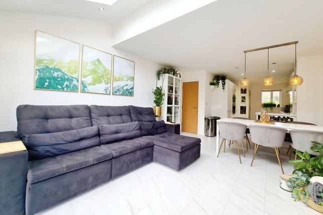 18, Eastbourne Crescent, Greater Manchester photo 4