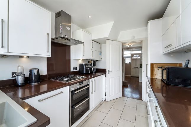 18, Meadow Close, Raynes Park photo 3