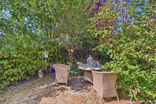 8, Tudor Rose Close, Stanway photo 2