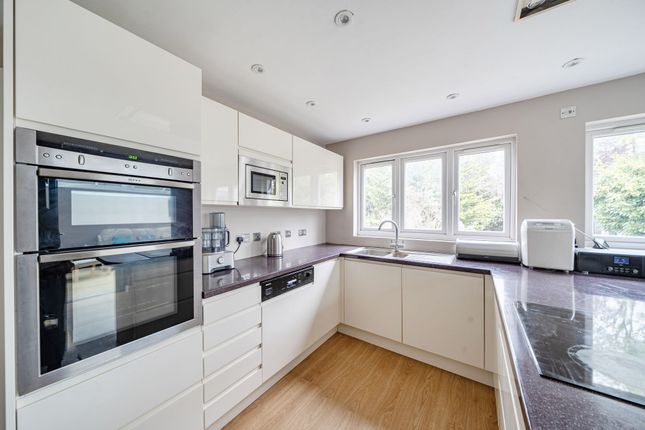 23 Brookdene Avenue, Watford photo 4