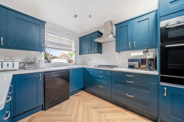 34, Carrholm Drive, Leeds photo 3