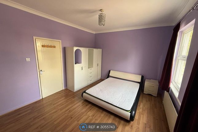 Flat, Oaks Court Cann Hall Road, London photo 2