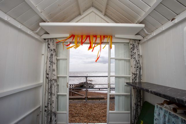 25, Beach Hut 25, Golf Road, Felixstowe photo 5