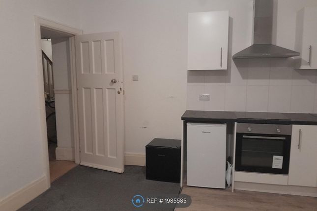 Flat to rent in York Avenue, Hove