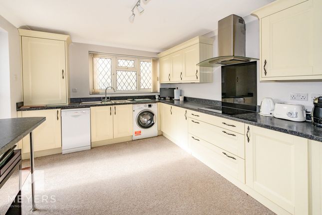 22, Pineholt Close, Ringwood photo 4