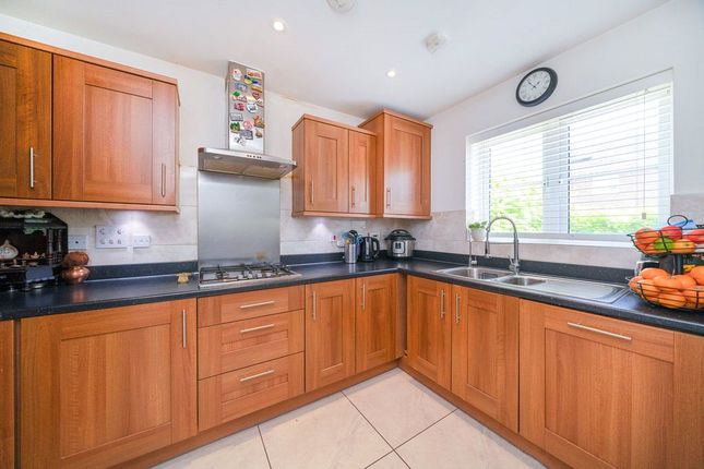 31, Bateson Drive, Watford photo 4