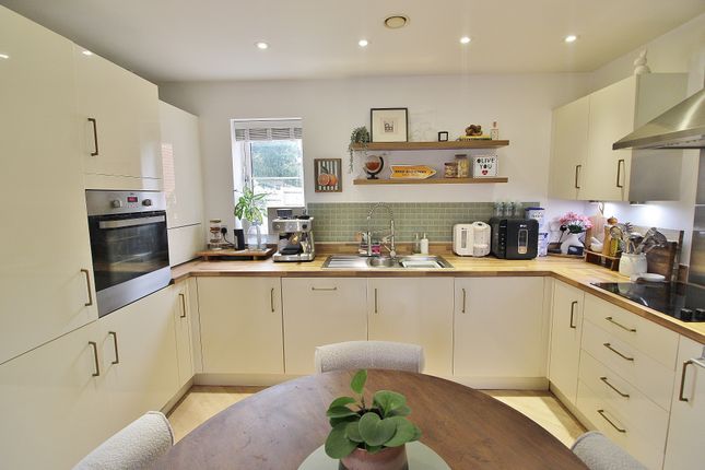 19, Oasthouse Drive, Waterlooville photo 2